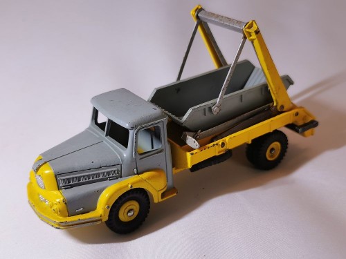 DINKY TOYS 38A / 895 - Unic Izoard benne Marrel, gris et jaune d'or