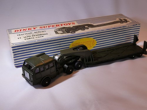 DINKY TOYS 890 - Berliet T6 avec remorque porte-char, avec boîte d'origine