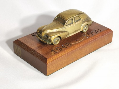 Peugeot 203, miniature en bronze sur socle bois