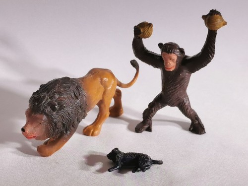 3 figurines d'animaux Starlux, lion et chimpanzé, série Zoo échelle 1/32
