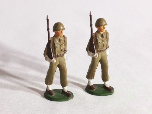 2 figurines militaires Starlux Michel, fantassins Armée de Terre Française défilant avec fusil, échelle 1/32