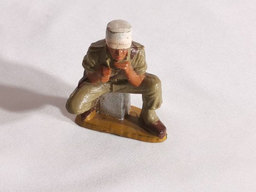 Petit soldat Starlux, légionnaire serveur de mitrailleuse assis sur un bidon, échelle 1/32