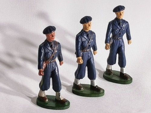 3 soldats Starlux, officiers chasseurs alpins au défilé tenue bleue, échelle 1/32