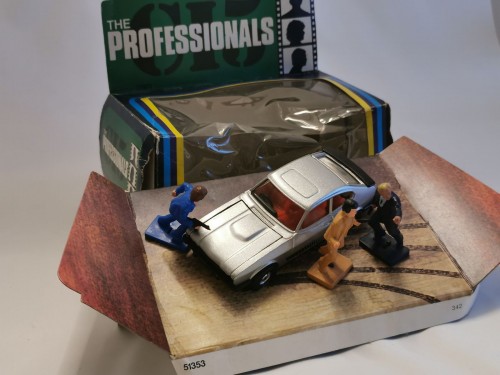 CORGI TOYS réf. 342 - Ford Capri de la série TV "Les Professionnels" avec 3 figurines, dans sa boite d'origine.